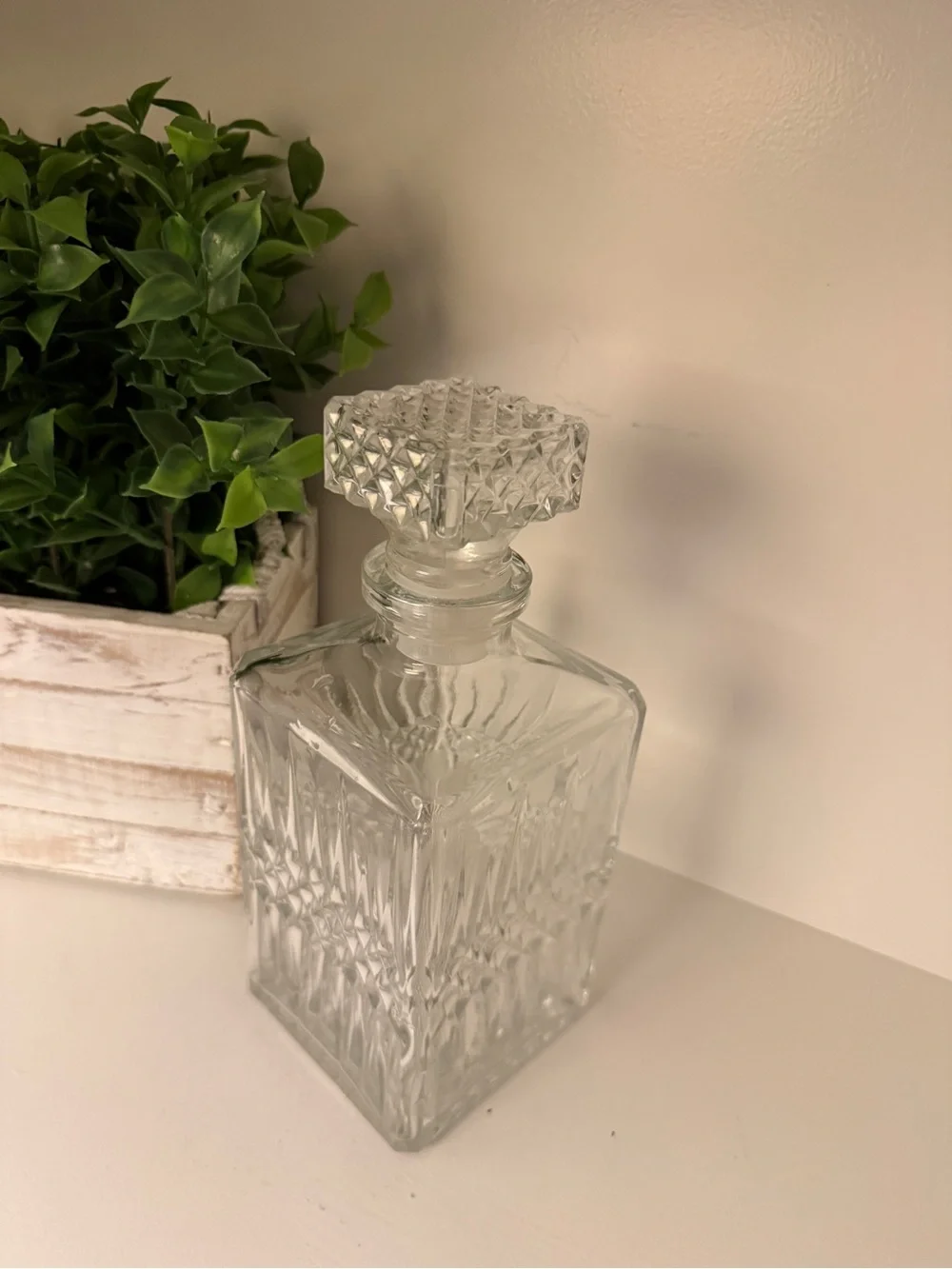 Vintage Style Clear Glass Whiskey Liquor Decanter Geometric Diamond Stopper